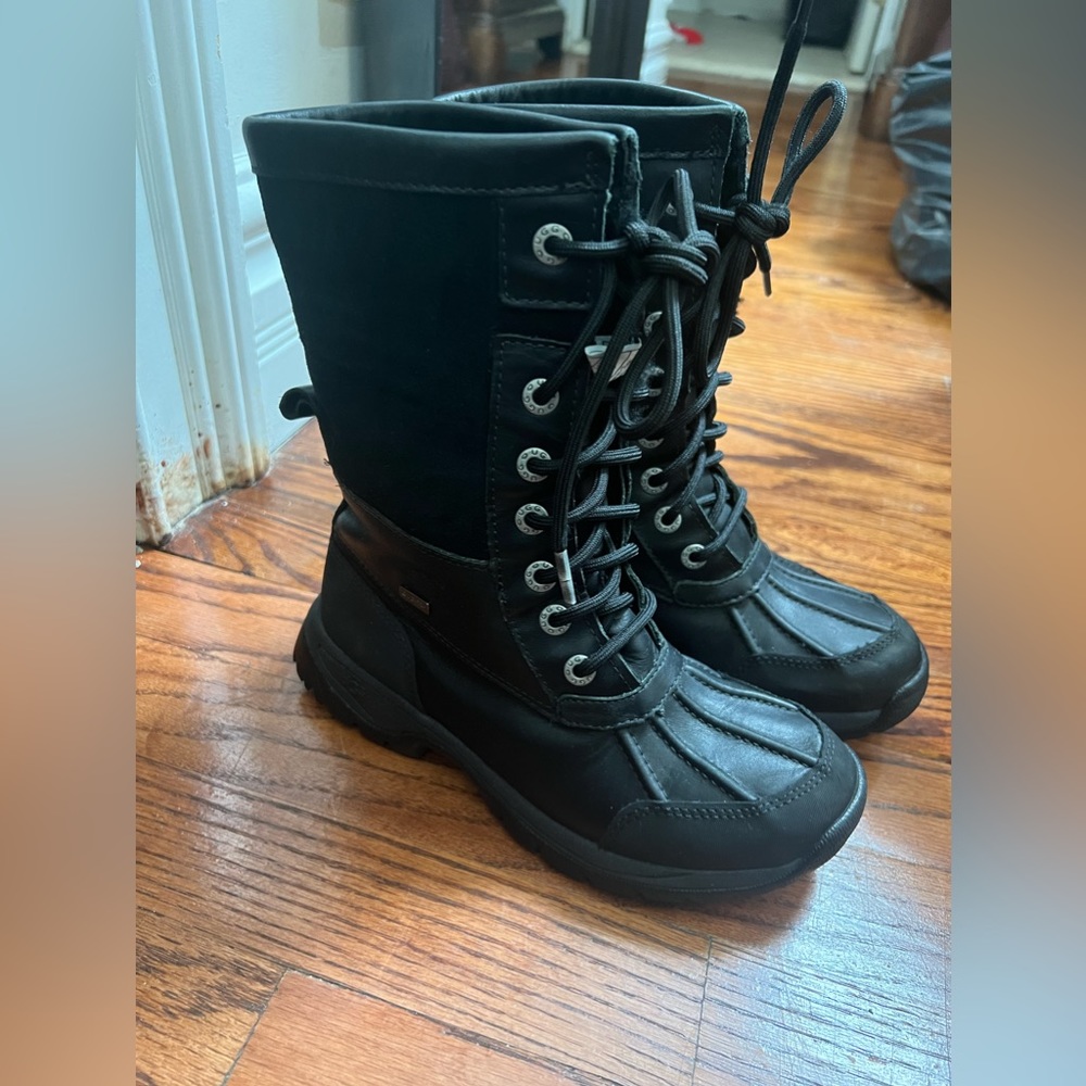 Boy’s UGG Adirondack boots size 2